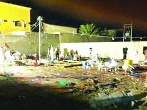 People sift through the debris after the Saudi wedding fire that killed 25 people (Photo: AlRiyadh.com)