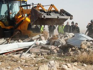 جرافة اسرائيلية تدمر احد مساكن البدو