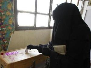 امراة منتقبة تدلي بصوتها في الانتخابات البرلمانية بالقاهرة 