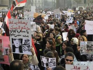 مصريات أثناء مسيرة مناهضة لحكم المجلس العسكري بالقاهر