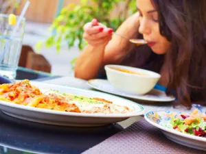 يجب عدم ترك الحساء لوقت طويل على النار حتى لا يفقد الفيتامينات الموجودة فيه