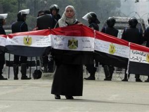 متظاهرة تمسك باعلام مصرية خلال احتجاج امام مجلس الشعب المصري
