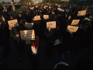 نساء في مسيرة مناهضة للحكومة في البحرين يوم الجمعة