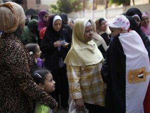 مصريات يقفن أمام مركز اقتراع في القاهرة
