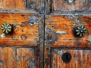 How to flirt behind many closed doors: Flirtatious women in Saudi Arabia must be crafty- using the wiliness and guile of
the fairer sex.