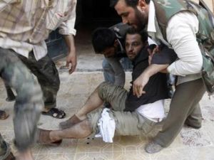 مقاتل من الجيش الحر أصيب خلال معارك مع قوات الأسد في حلب