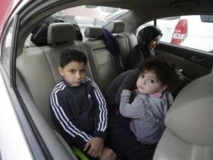 ارشيف/ لاجئون فلسطينيون يفرون من مخيم اليرموك