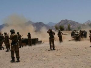 جنود يمنيون يطلقون النار على مواقع لتنظيم القاعدة في محافظة ابين بجنوب البلاد 
 جنود يمنيون يطلقون النار على مواقع لتنظيم القاعدة في محافظة ابين بجنوب البلاد