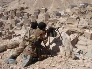 جنديان يمنيان يتمركزان على تلة تطل على بلدة الحوثة الجنوبية التي اكدت السلطات ان القاعدة سيطرت عليها لفترة 
