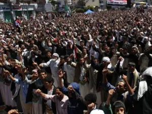 الاف المتظاهرين المناهضين للحكومة اليمنية في شوارع صنعاء.
