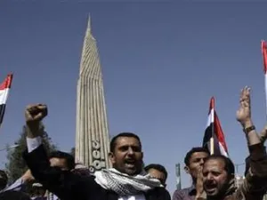 متظاهرون من المعارضة اليمنية يرددون هتافات مناهضة للنظام الحاكم 