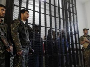 المتهمون بمحاولة اغتيال الرئيس اليمني خلال محاكمتهم في صنعاء
