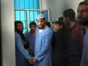 صورة لعدد من المتهمين الثمانية بمحاولة اغتيال الرئيس اليمني عبد ربه منصور هادي في المحكمة في صنعاء