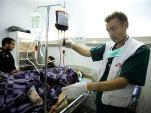 طبيب من منظمة اطباء بلا حدود يعد لنقل دم لاحد المقاتلين ببلدة الزنتان
