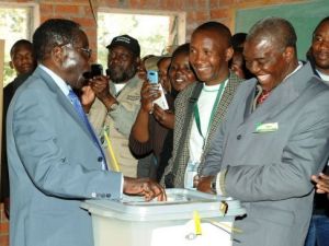 حزب موغابي يعلن فوزه في الانتخابات 