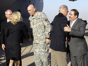 زيباري يحتضن نائب الرئيس الأمريكي في إحدى زياراته لبغداد
