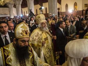 أقباط مصر يحتفلون بعيد الفصح في ظل إجراءات أمنية مشددة