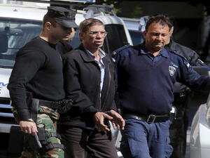 خاطف الطائرة المصرية سيف الدين مصطفى (59 عاما) بعد القبض عليه في قبرص
