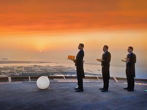 يمكن للضيوف الاستمتاع بجناح تصل مساحته إلى 1120 متر مربع، ويحفل تبصميم مميز يمزج ما بين الحضارة العربية الأصيلة والحداثة العالمية الراقية.