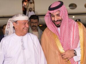 ارشيف، الرئيس اليمني عبد ربه منصور هادي (يسار) وولي ولي العهد السعودي الأمير محمد بن سلمان
