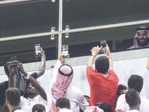  ولي العهد يتحدث مع شعبه ويخاطبهم ويقابلهم من خلال زجاج واقي