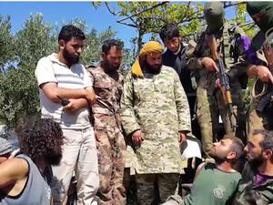 المحيسني أثناء حواره مع أسيرين من قوات النظام داخل بلدة كنسبّا - يوتيوب