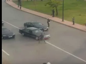 صورة ماخوذة من مقطع الفيديو تظهر لحظة اعتراض الرجل لسيارة قيل انها لملك المغرب محمد السادس