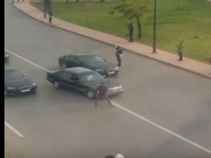 صورة ماخوذة من مقطع الفيديو تظهر لحظة اعتراض الرجل لسيارة قيل انها لملك المغرب محمد السادس