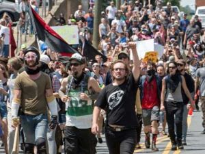 عشرات من المتطرفين البيض في الولايات المتحدة يعودون إلى مكان مسيرة أغسطس