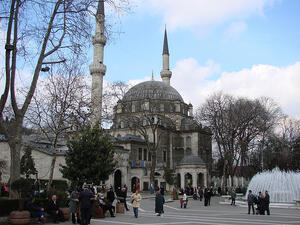 مسجد أبي أيوب الأنصاري يجذب الملايين في رمضان‎