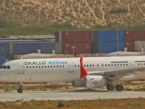 طائرة تابعة لشركة دالو عقب هبوطها اضطراريا إثر انفجار قنبلة داخلها في مقديشو 
