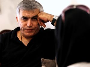  رجب اتهم الحكومة بـ"تعذيب السجناء وإذلالهم وحرمانهم من التعليم، وإساءة معاملتهم، والحط من كرامتهم".