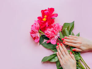 البشرة المتوسطة فعليكِ الابتعاد تماما عن الألوان الهادئة من طلاء الأظافر