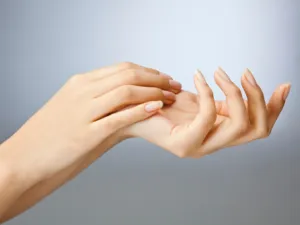 تعرض الأظافر للعديد من المشاكل منها مشكلة الاصفرار