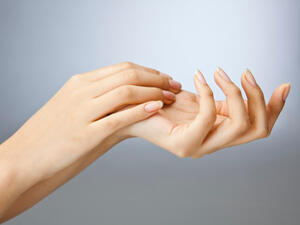 تعرض الأظافر للعديد من المشاكل منها مشكلة الاصفرار