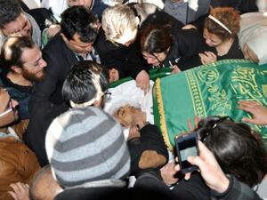 اقارب وانصار المعارض السوري ناجي الجرف في جنازته