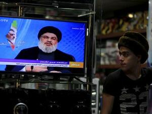 شاب يشاهد خطاب حسن نصر الله الامين العام لجماعة حزب الله عبر التلفزيون في صيدا بجنوب لبنان
