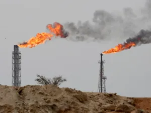 تعد عبادان مركزا عالميا لتكرير النفط، وهي متصلة مع آبار النفط الإيرانية بواسطة أنابيب 