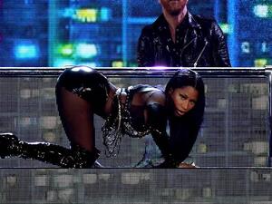 نيكي ميناج تطلق حفل البيلبورد بالأزياء الجلدية والنيران