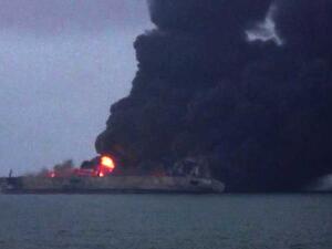 كان التصادم وقع بين الناقلة وسفينة الشحن مساء يوم السبت في بحر الصين الشرقي 