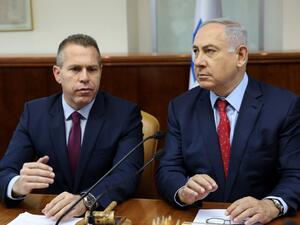 Israeli Prime Minister Benjamin Netanyahu (R) sits next to Israeli Public security Minister Gilad Erdan during the weekly cabinet meeting at his Jerusalem's office on April 10, 2016. (AFP/Gali Tibbon)