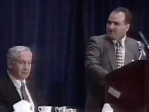 صورة تجمع مستشار بن زايد مع رئيس الوزراء الإسرائيلي نتنياهو 