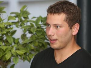 المثير في القصة هو أن "أفنير" يعمل في المقهى، بترتيبات أمنية خاصة، إذ يرافقه دائما رجلا أمن 
