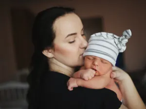لا تعتمدي على المناديل العطرية عند تنظيف طفلك (shutterstock.com)