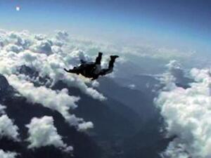  طائرة صغيرة من طراز (بيلاتوس) كانت تقل مجموعة من هواة القفز بالمظلات سقطت في بلجيكا السبت