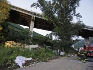 بسبب الحادث تم غلق الطريق السريع الذي يربط بين نابولي وباري