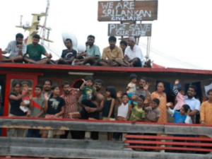 سيطر محتجزون يحملون سكاكين وقضبانا معدنية على المركز الواقع في جزيرة ناورو 