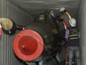 عثر على الطائرتين، مع صواريخ وقطع اسلحة اخرى، مخبأة في حمولة من السكر