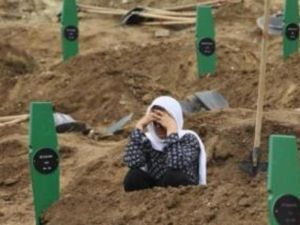 خبراء الطب الشرعي، يكشفون عما قد يكون اكبر قبر جماعي لضحايا التطهير العرقي في البوسنة