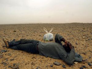  قضى 92 شخصا معظمهم من العطش مطلع تشرين الاول/ اكتوبر في رحلة مميتة الى الجزائر 